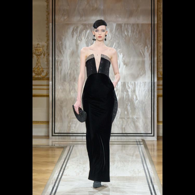 giorgio-armani-prive-predstavlja-kolekciju-visoke-mode-za-jesenzimu-202526-noir-seduisant-51