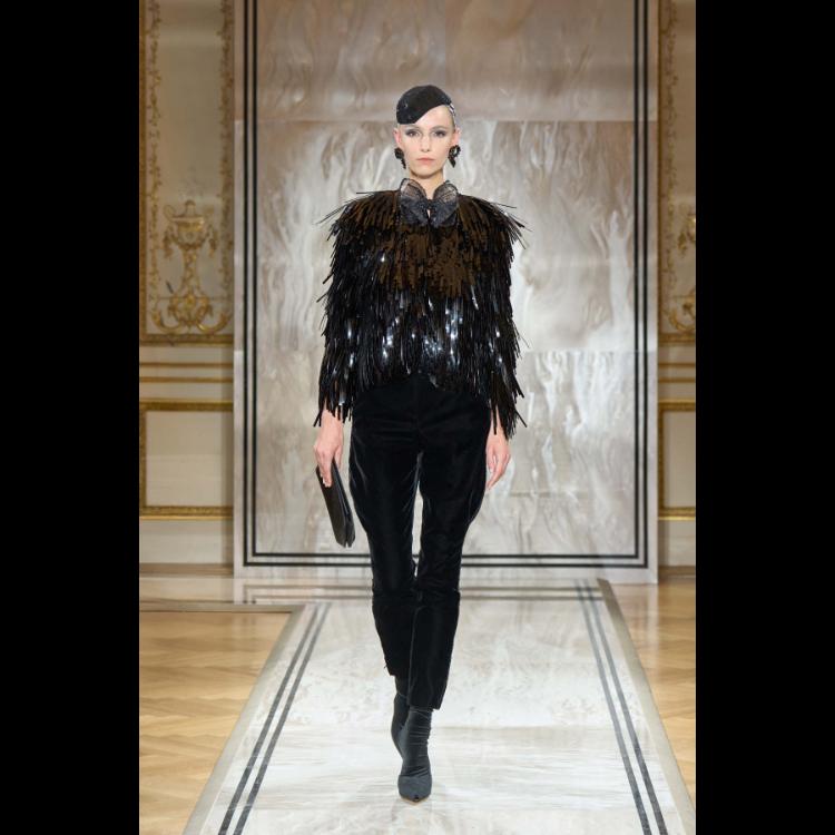 giorgio-armani-prive-predstavlja-kolekciju-visoke-mode-za-jesenzimu-202526-noir-seduisant-53