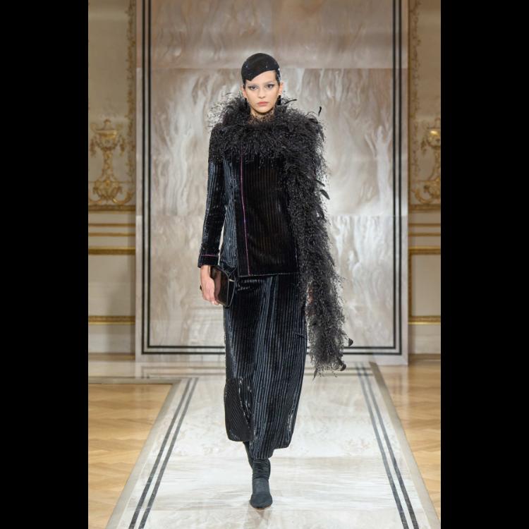 giorgio-armani-prive-predstavlja-kolekciju-visoke-mode-za-jesenzimu-202526-noir-seduisant-54