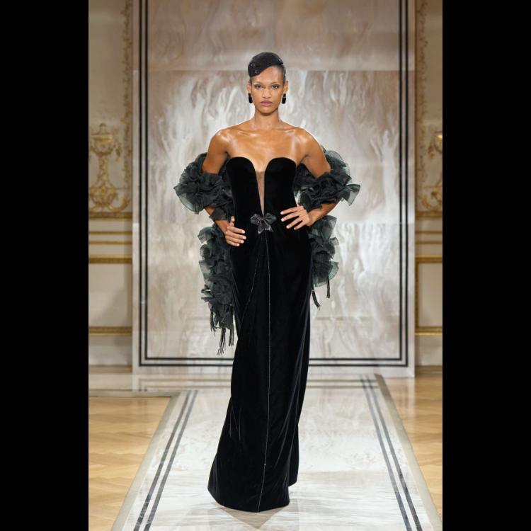 giorgio-armani-prive-predstavlja-kolekciju-visoke-mode-za-jesenzimu-202526-noir-seduisant-58