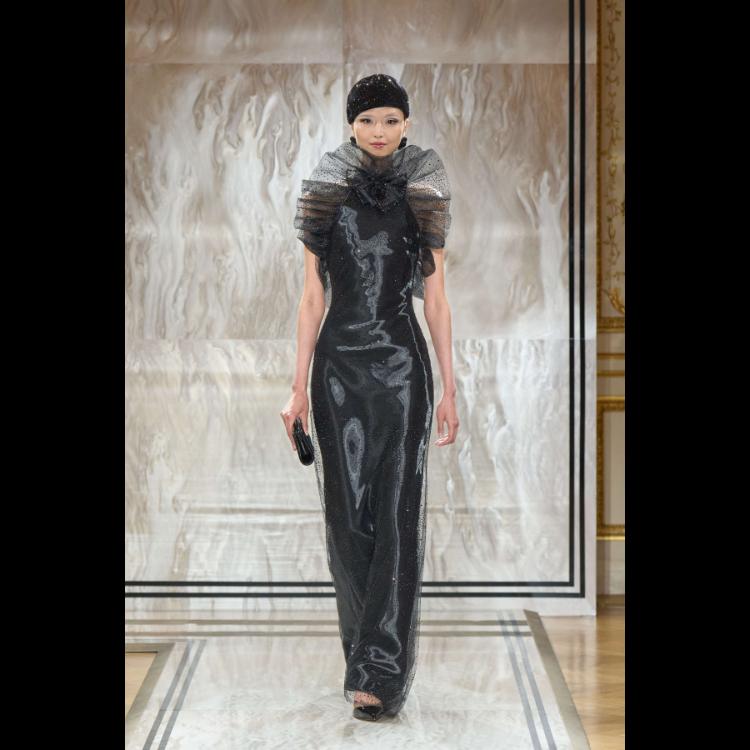 giorgio-armani-prive-predstavlja-kolekciju-visoke-mode-za-jesenzimu-202526-noir-seduisant-59