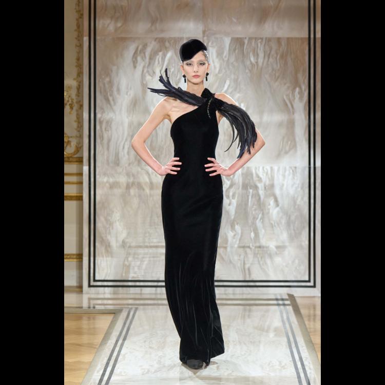 giorgio-armani-prive-predstavlja-kolekciju-visoke-mode-za-jesenzimu-202526-noir-seduisant-60