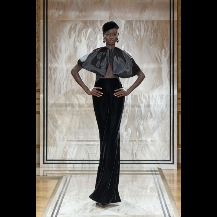giorgio-armani-prive-predstavlja-kolekciju-visoke-mode-za-jesenzimu-202526-noir-seduisant-61