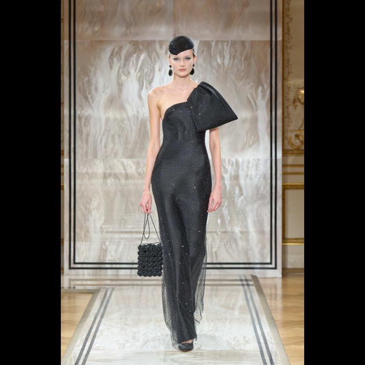 giorgio-armani-prive-predstavlja-kolekciju-visoke-mode-za-jesenzimu-202526-noir-seduisant-62