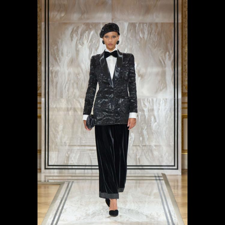 giorgio-armani-prive-predstavlja-kolekciju-visoke-mode-za-jesenzimu-202526-noir-seduisant-65