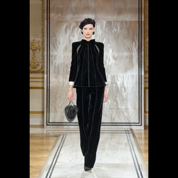 giorgio-armani-prive-predstavlja-kolekciju-visoke-mode-za-jesenzimu-202526-noir-seduisant-66