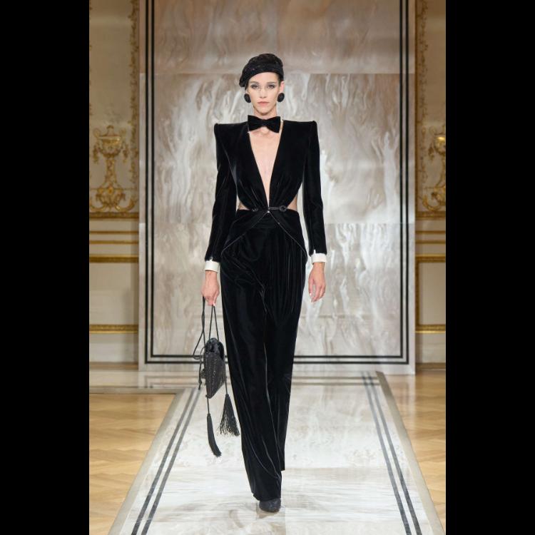 giorgio-armani-prive-predstavlja-kolekciju-visoke-mode-za-jesenzimu-202526-noir-seduisant-67