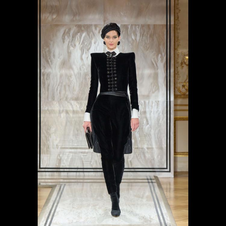 giorgio-armani-prive-predstavlja-kolekciju-visoke-mode-za-jesenzimu-202526-noir-seduisant-68