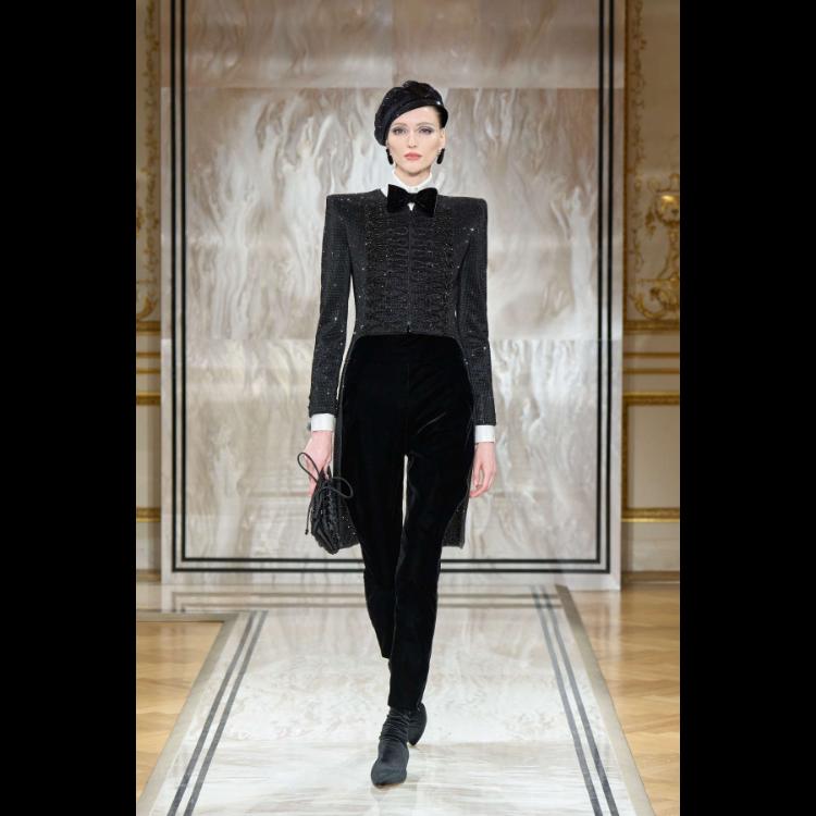 giorgio-armani-prive-predstavlja-kolekciju-visoke-mode-za-jesenzimu-202526-noir-seduisant-69