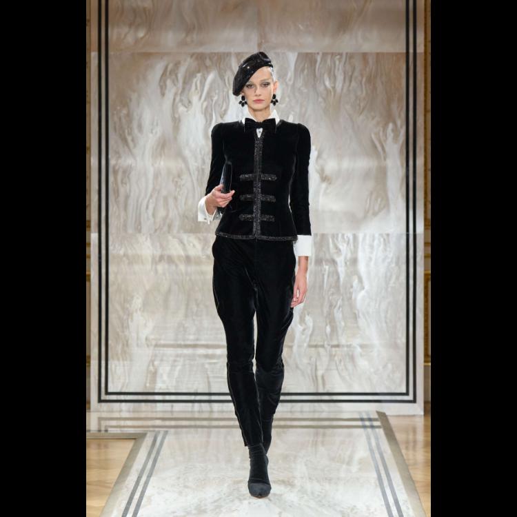 giorgio-armani-prive-predstavlja-kolekciju-visoke-mode-za-jesenzimu-202526-noir-seduisant-70