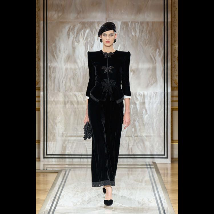 giorgio-armani-prive-predstavlja-kolekciju-visoke-mode-za-jesenzimu-202526-noir-seduisant-71