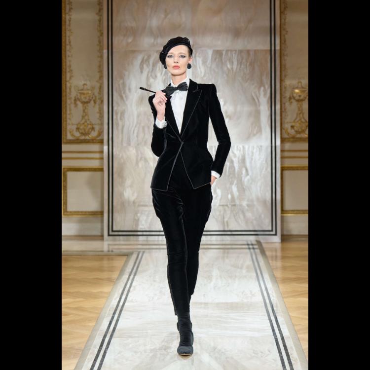 giorgio-armani-prive-predstavlja-kolekciju-visoke-mode-za-jesenzimu-202526-noir-seduisant-72