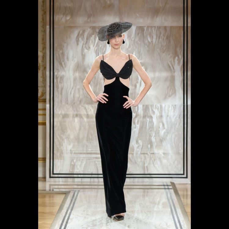 giorgio-armani-prive-predstavlja-kolekciju-visoke-mode-za-jesenzimu-202526-noir-seduisant-76
