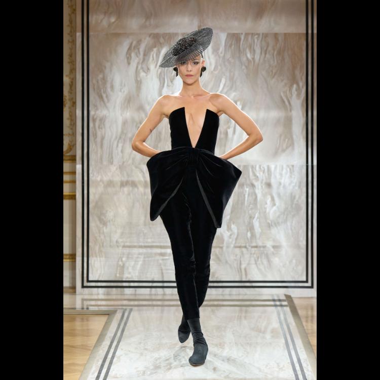 giorgio-armani-prive-predstavlja-kolekciju-visoke-mode-za-jesenzimu-202526-noir-seduisant-77