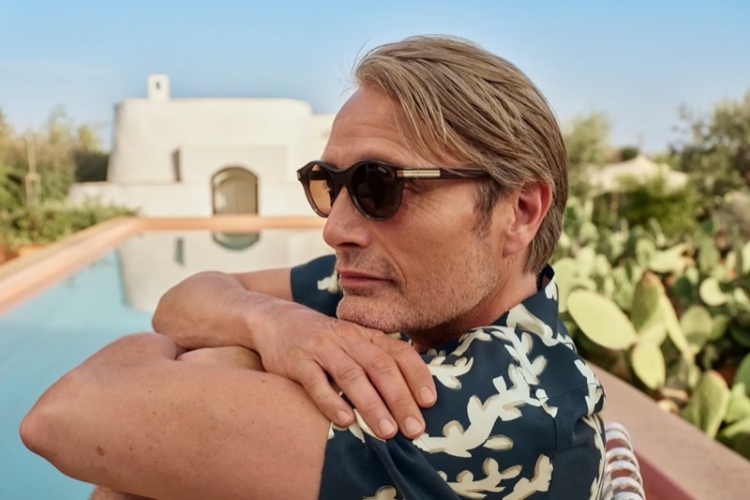 mads-mikelsen-otelotvoruje-italijansko-leto-u-kampanji-zegna-summer-2025-1