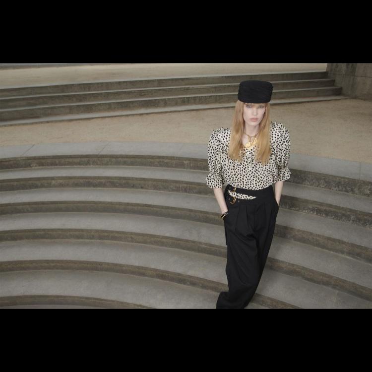 chloe-spring-2026-female-vertigo-moda-izmedu-fantazije-i-stvarnosti-10