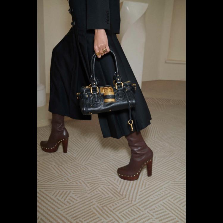 chloe-spring-2026-female-vertigo-moda-izmedu-fantazije-i-stvarnosti-20