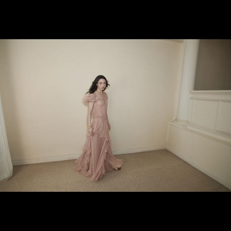 chloe-spring-2026-female-vertigo-moda-izmedu-fantazije-i-stvarnosti-26