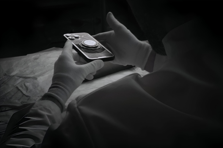 licenca-za-luksuz-caviar-lansira-iphone-sa-ugradenim-omega-bond-casovnikom-3