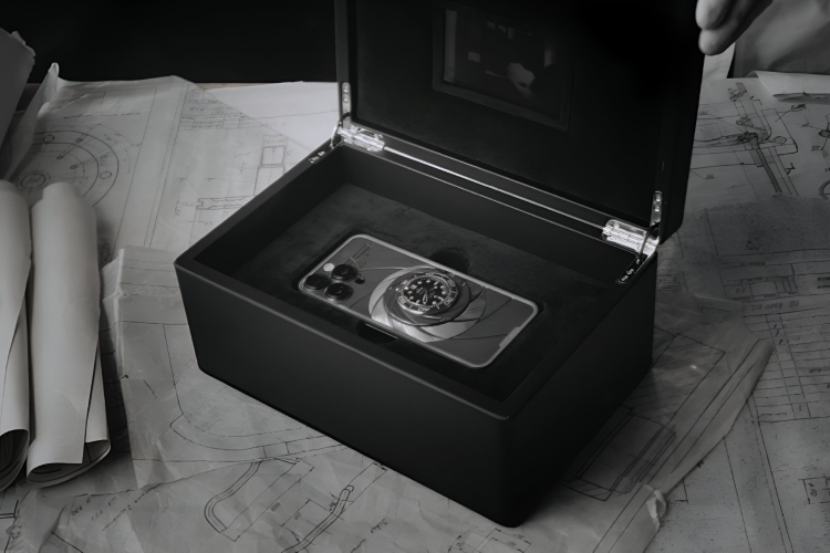 licenca-za-luksuz-caviar-lansira-iphone-sa-ugradenim-omega-bond-casovnikom-4
