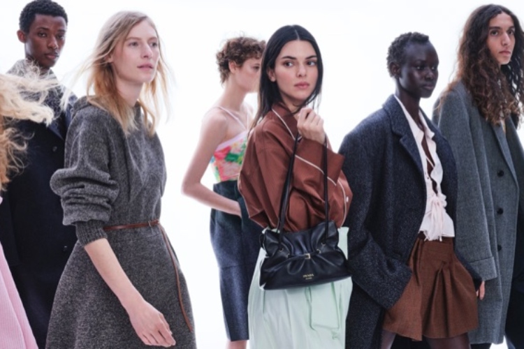 kendal-dzener-u-fokusu-prada-kampanja-jesenzima-2025-slavi-pokret-i-eleganciju-1