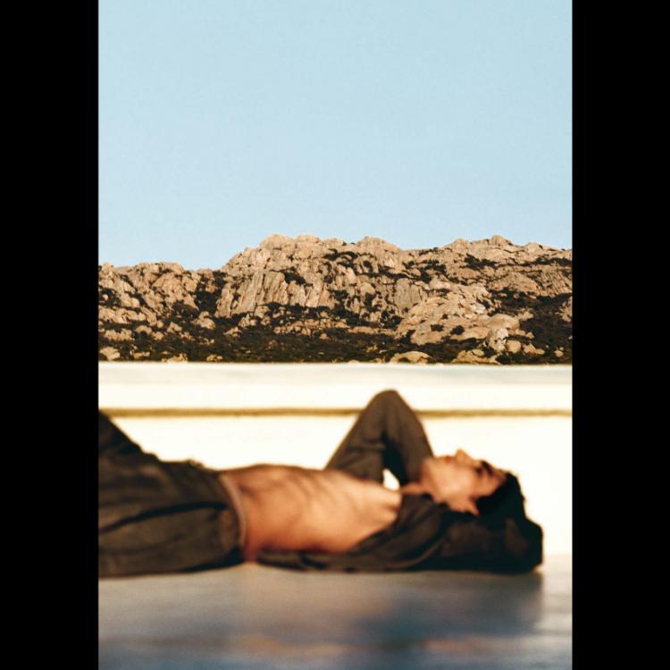 giorgio-armani-mare-2025-leto-u-znaku-laganih-silueta-morskih-vetrova-i-svesnog-luksuza-17