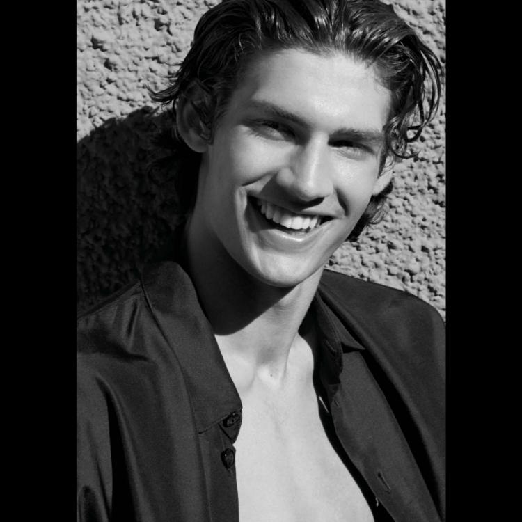 giorgio-armani-mare-2025-leto-u-znaku-laganih-silueta-morskih-vetrova-i-svesnog-luksuza-18