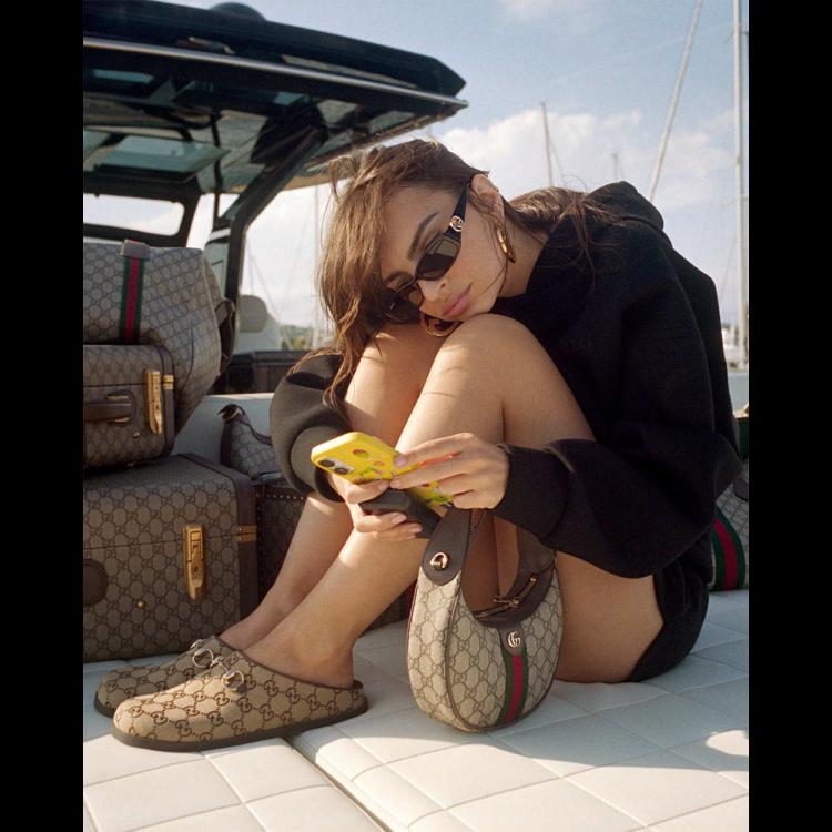 gucci-slavi-gg-monogram-u-novoj-kampanji-snimljenoj-na-suncanoj-rivijeri-kana-4