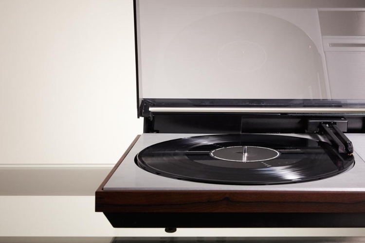 saint-laurent-i-bang-olufsen-pretvaraju-10-vintage-gramofona-u-remek-dela-od-31000-dolara-3