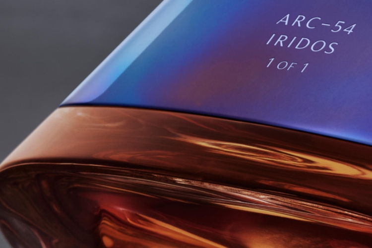 sothebys-predstavlja-bowmore-arc-54-iridos-edition-umetnicki-dekanter-sa-dusom-aston-martina-i-viskijem-starim-54-godine-3
