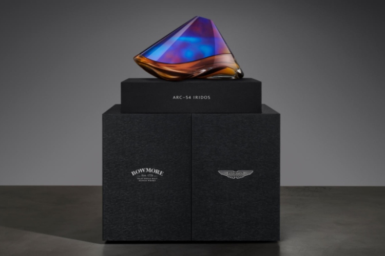 sothebys-predstavlja-bowmore-arc-54-iridos-edition-umetnicki-dekanter-sa-dusom-aston-martina-i-viskijem-starim-54-godine-4