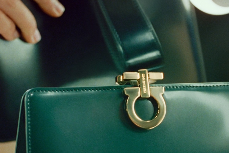 ferragamo-povratak-starog-holivuda-kroz-filmsku-kampanju-za-sezonu-pre-fall-2025-1