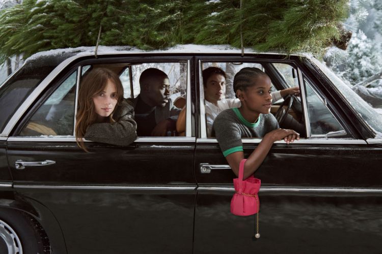 prada-holiday-2025-filmska-bajka-o-zimi-emociji-i-eleganciji-2