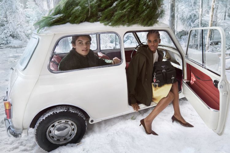 prada-holiday-2025-filmska-bajka-o-zimi-emociji-i-eleganciji-4