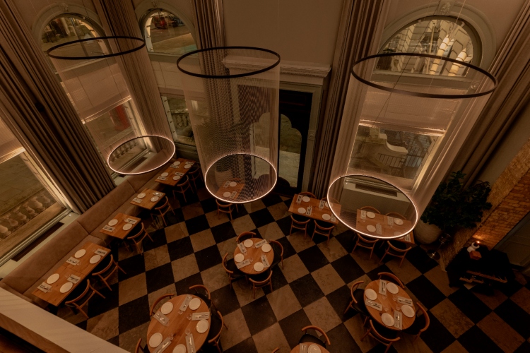 array-skulpturalna-svetlosna-scenografija-u-londonskom-restoranu-claro-2