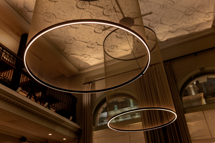 array-skulpturalna-svetlosna-scenografija-u-londonskom-restoranu-claro-3