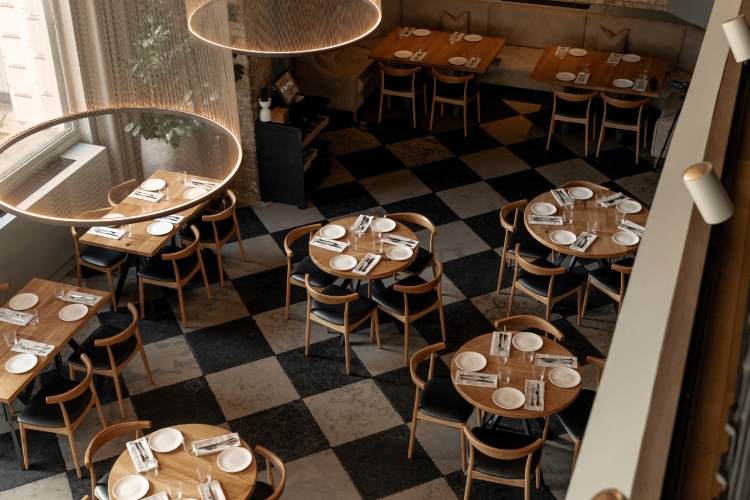 array-skulpturalna-svetlosna-scenografija-u-londonskom-restoranu-claro-5