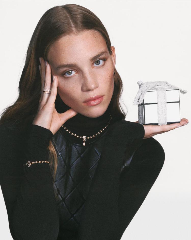 chanel-end-of-year-from-dream-to-reality-praznicna-elegancija-pretvorena-u-zvezdani-sjaj-24