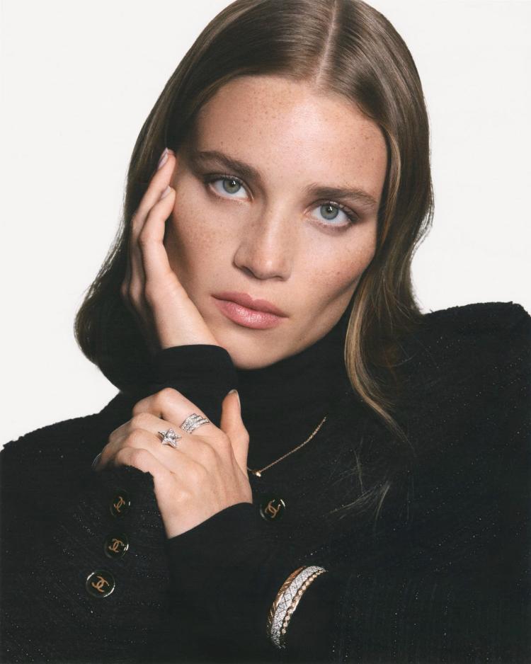 chanel-end-of-year-from-dream-to-reality-praznicna-elegancija-pretvorena-u-zvezdani-sjaj-28