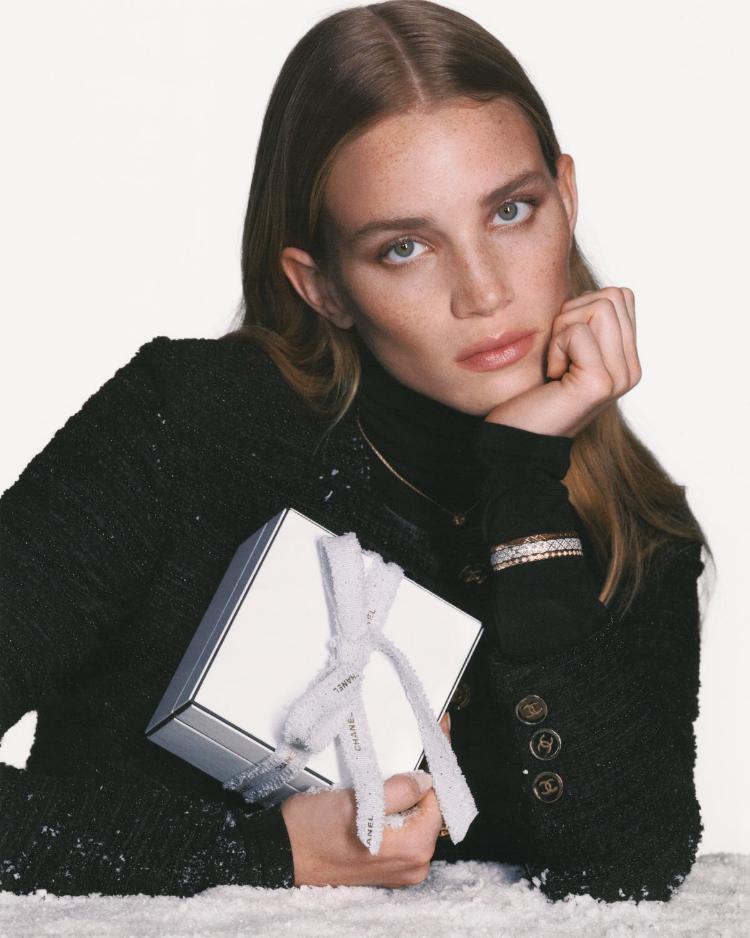 chanel-end-of-year-from-dream-to-reality-praznicna-elegancija-pretvorena-u-zvezdani-sjaj-29