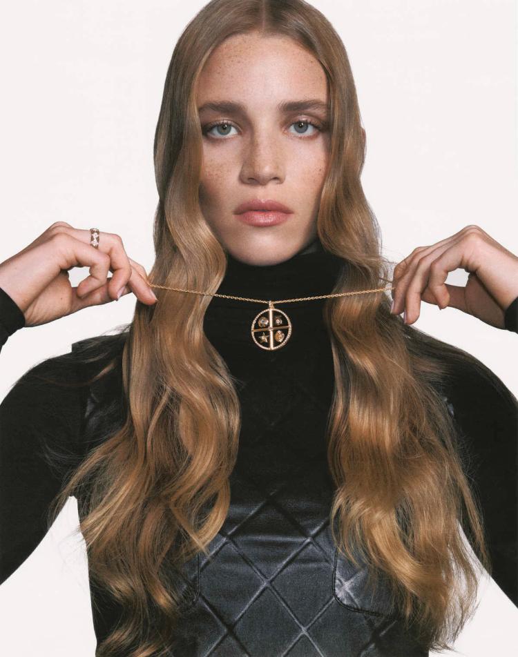 chanel-end-of-year-from-dream-to-reality-praznicna-elegancija-pretvorena-u-zvezdani-sjaj-32