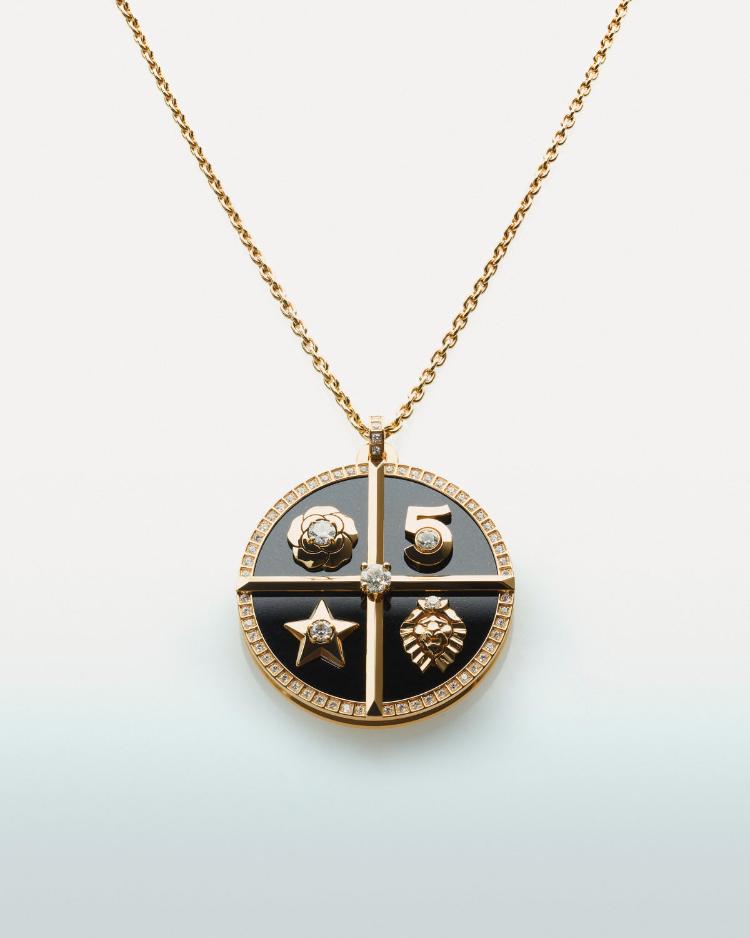 chanel-end-of-year-from-dream-to-reality-praznicna-elegancija-pretvorena-u-zvezdani-sjaj-9