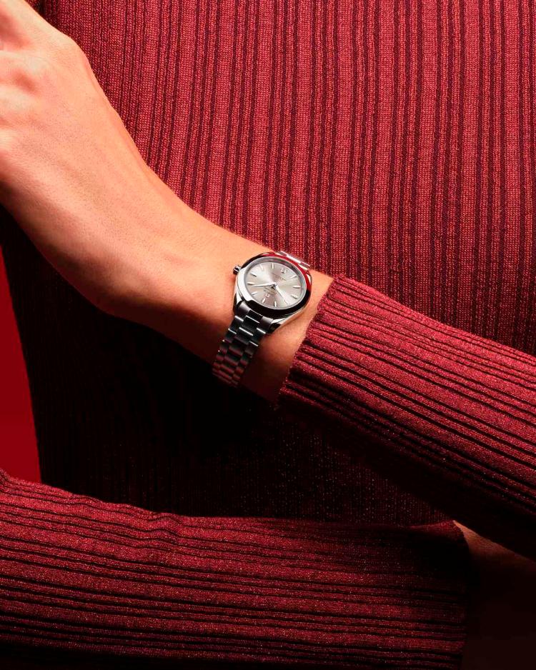 savrsen-praznicni-poklon-omega-seamaster-aqua-terra-blista-u-sezoni-2025-4