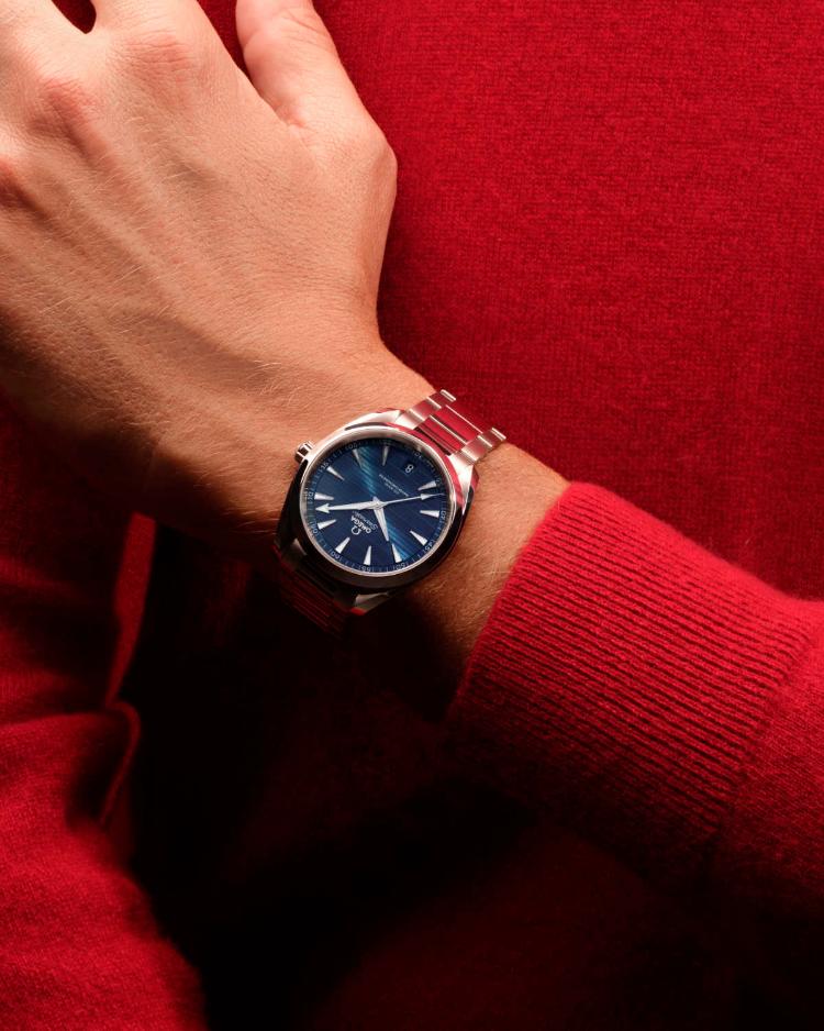 savrsen-praznicni-poklon-omega-seamaster-aqua-terra-blista-u-sezoni-2025-9