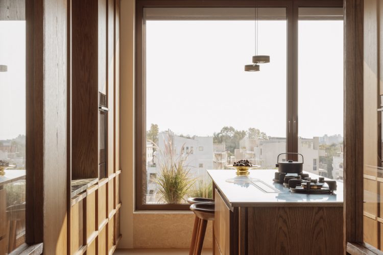 lumen-residence-block722-pretvara-atinsko-stanovanje-u-iskustvo-svetlosti-prirode-i-porodicne-intimnosti-23