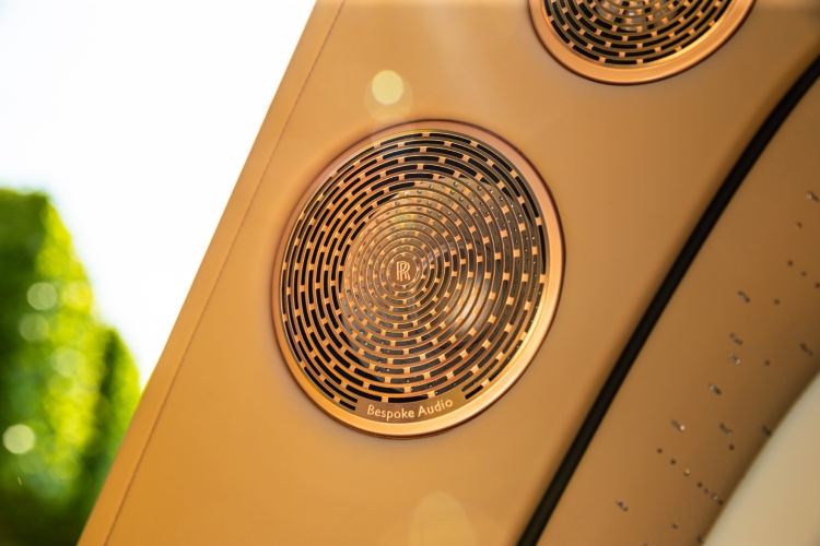 rolls-royce-spectre-bailey-radosni-omaz-voljenom-psu-2