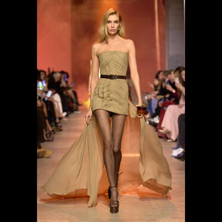 elie-saab-proleceleto-2026-simfonija-moci-igre-i-zadovoljstva-1