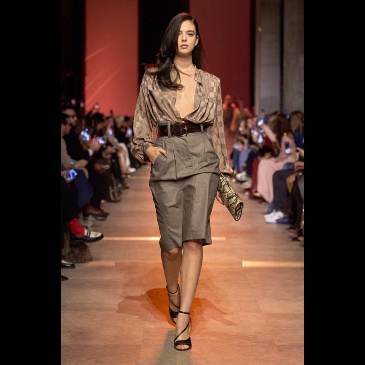 elie-saab-proleceleto-2026-simfonija-moci-igre-i-zadovoljstva-2