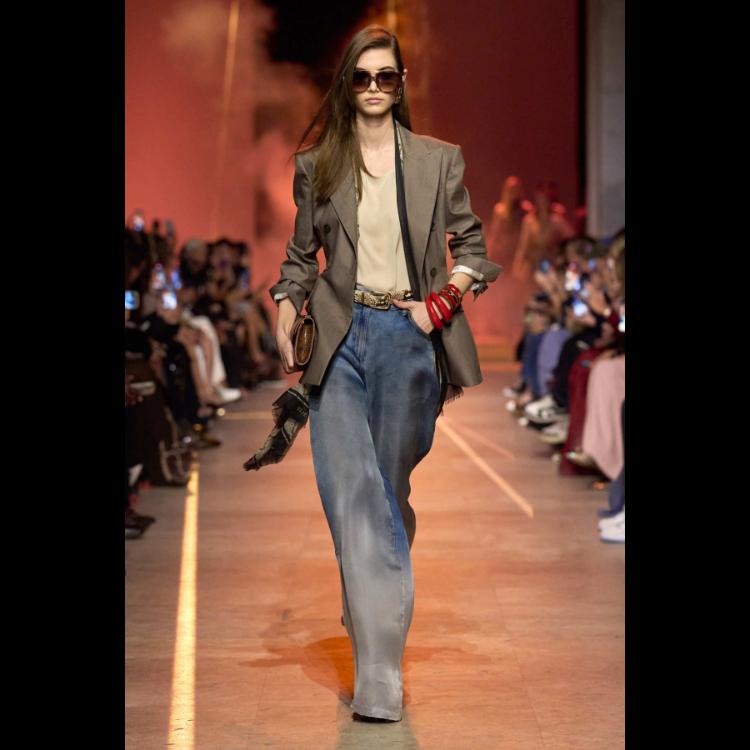 elie-saab-proleceleto-2026-simfonija-moci-igre-i-zadovoljstva-5