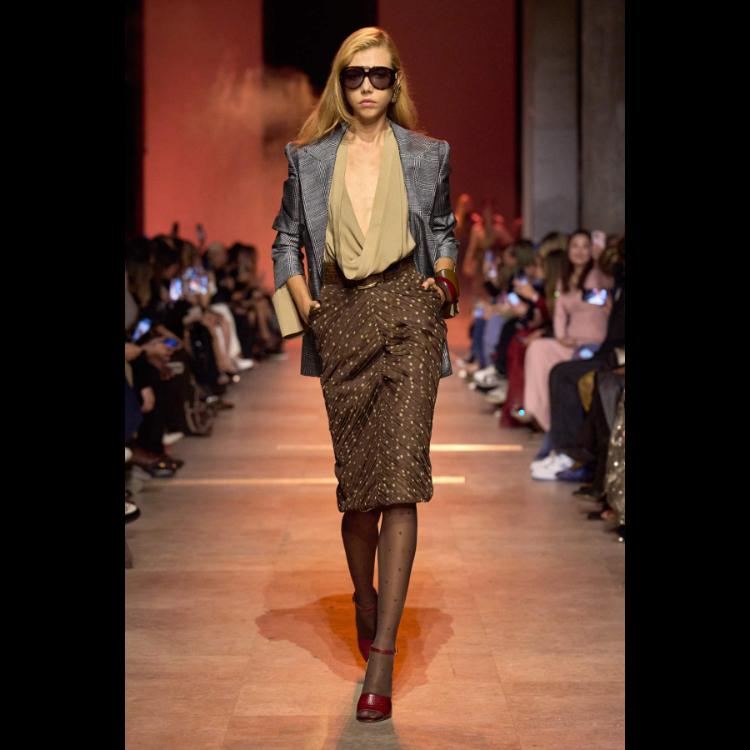 elie-saab-proleceleto-2026-simfonija-moci-igre-i-zadovoljstva-6